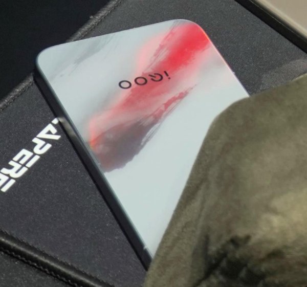 股指期货配资官网 iQOO 15真机被曝光：红白灰配色+顶级配置，游戏党福音